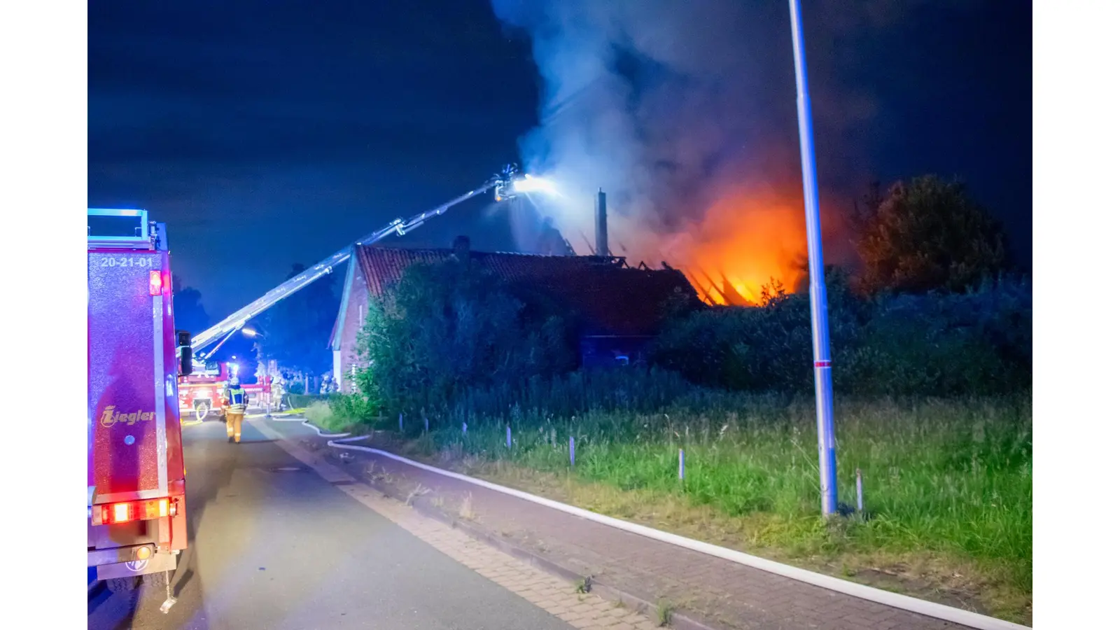 Der Dachstuhl im Vollbrand.<br> (Foto: Michael Jedamzik )