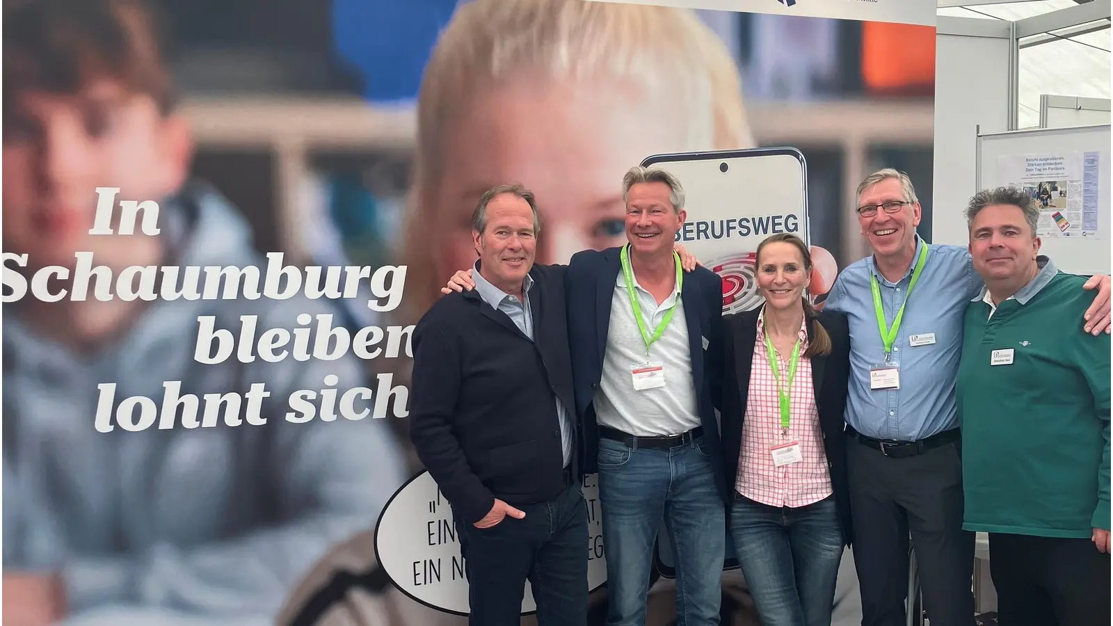 Kai Linnemann (Schaumburger Wochenblatt), Lars Grewe (UP CONSULTING), Anja Fuhrberg (Schaumburger Wochenblatt), Andreas Grube (UP CONSULTING), Sebastian Saul (UP CONSULTING) sehen die „BERUFSWEG-Initiative” auf gutem Weg.  (Foto: privat)