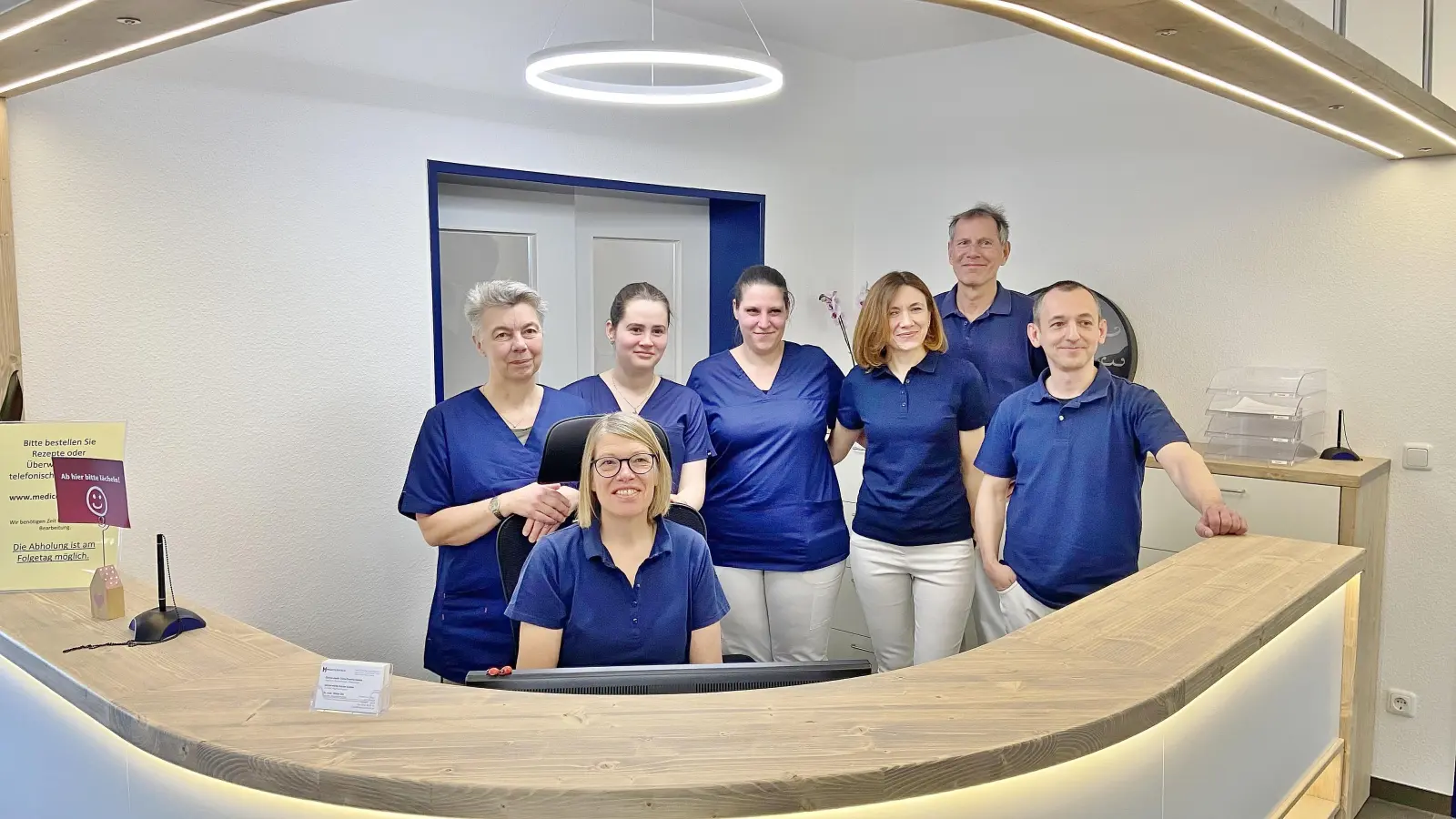 Das Praxisteam von „Medicos Rinteln“ mit Doctor-medic Tania Cristina Costea, Doctor-medic Adrian Costea und Dr. Walter Dix sowie den vier Medizinischen Fachangestellten freut sich, dass am neuen Standort Robert-Koch-Weg 1 deutlich mehr Platz für die Patienten und auch das Ärzteteam vorhanden ist.  (Foto: ste)