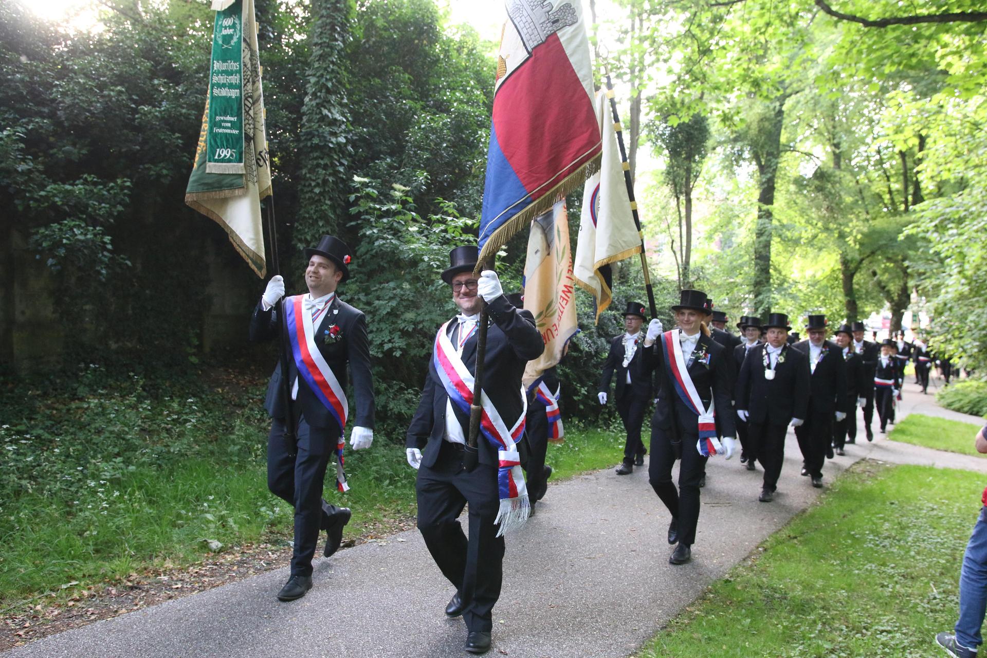 Die Stadthäger haben am Mittwoch den Start des Schützenfestes fröhlich gefeiert.  (Foto: bb)