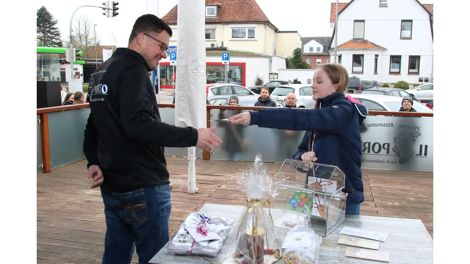 Rege Beteiligung findet das Ostergewinnspiel des HGV, bei der Auslosung werden attraktive Preise verteilt.  (Foto: Borchers, Bastian)