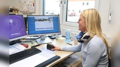 Martina Horstmann vom Wasserverband Nordschaumburg demonstriert, wie Kunden ihre Zählerstände über das Online-Portal melden können. (Foto: Borchers, Bastian)