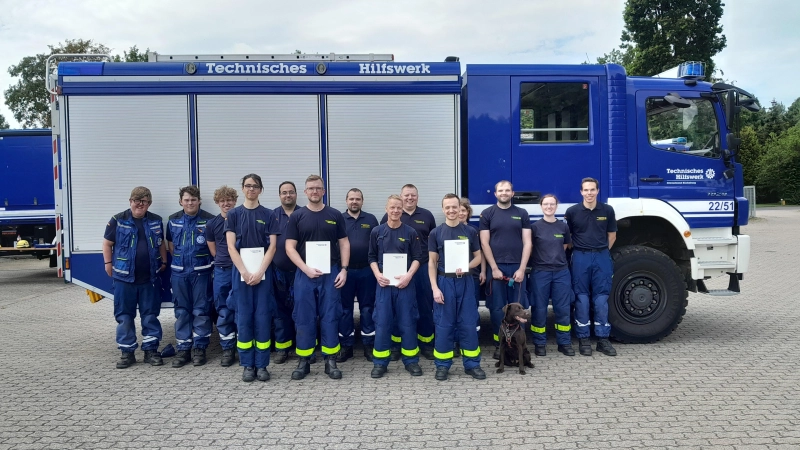 Das Gruppenfoto nach dem Abschluss der Grundausbildung mit allen Teilnehmern, Stationsprüfern und weiteren Stationshelfern (Foto: privat)