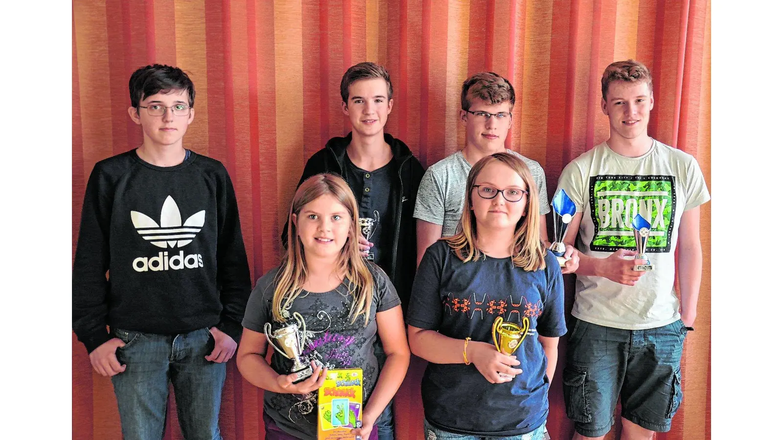 Pokale und Geschenke für die jungen Skatspieler (Foto: bt)