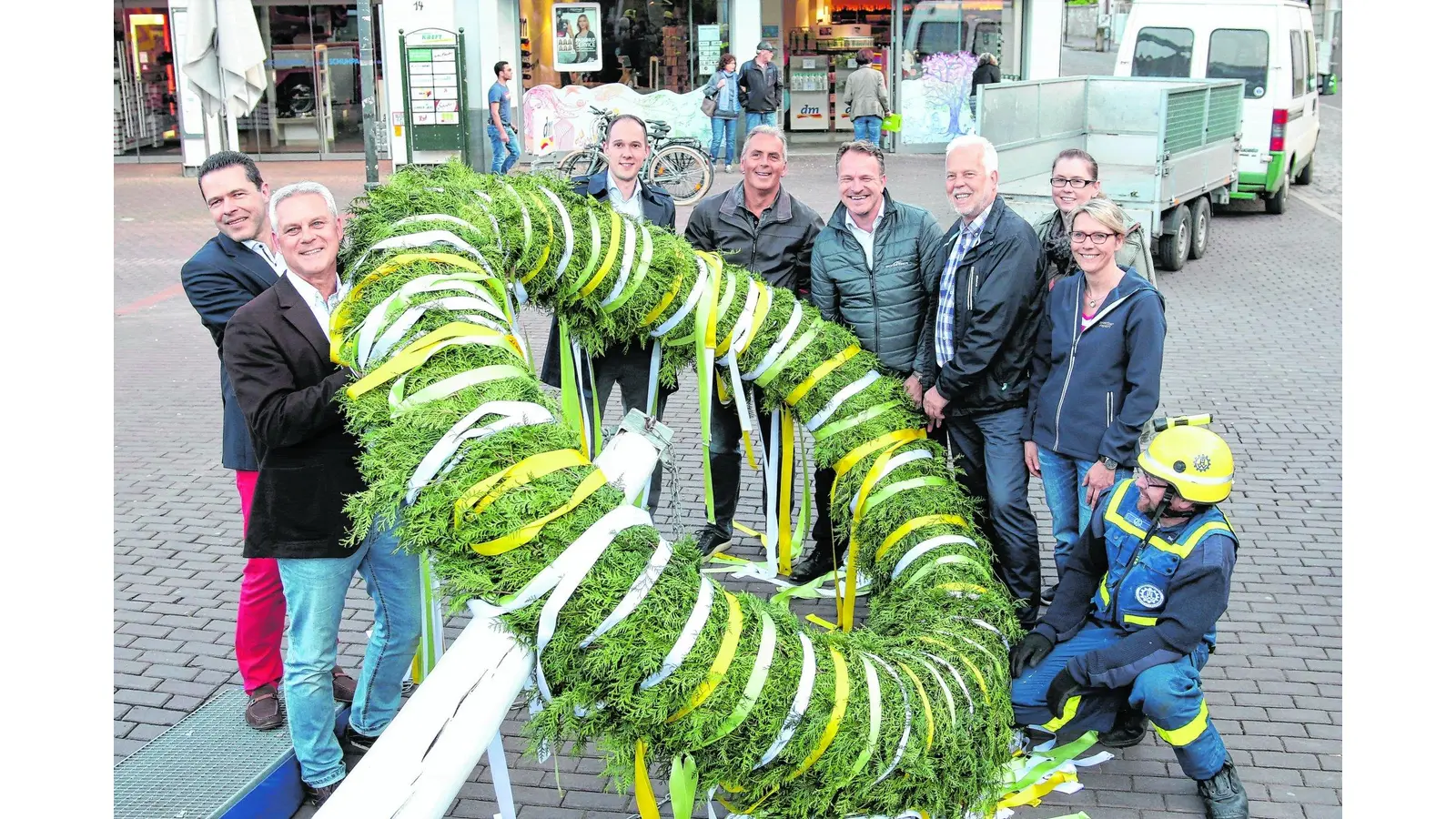 Der Maibaum wechselt an einen neuen Standort (Foto: bb)