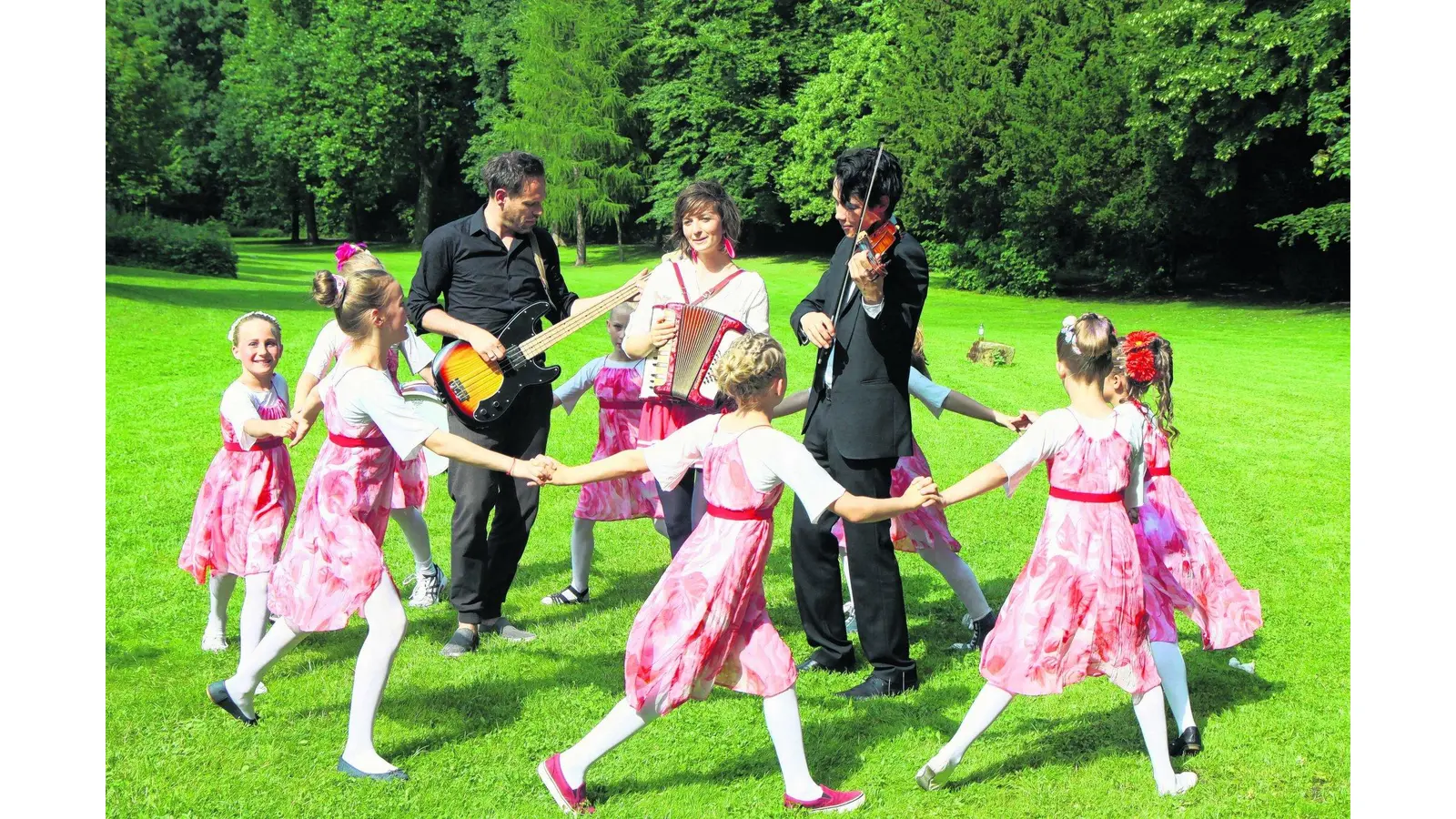 Junge Tänzerinnen stehen vor der Kamera (Foto: bb)