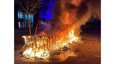 Der Unterstand geriet in Vollbrand. (Foto: Polizei Minden-Lübbecke)