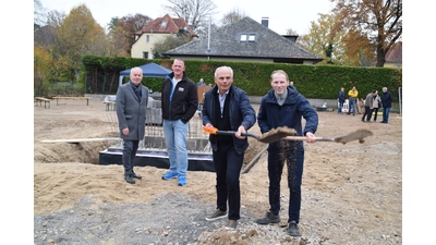 (V.l.): Immobilienmakler Carsten Winkelhake, Bauleiter Jörg Wischhöfer, Gerhard Tadge, Valentin Tadge beim „Ersten Spatenstich” an der Westernstraße. (Foto: ab)