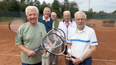 Klaus Wißmann (vorne links) und Heinrich Schmidt (vorne rechts) waren beide politische Urgesteine in Rinteln und pflegen heute gemeinsam mit ihrer Sportgruppe den Tennissport. (Foto: ste)