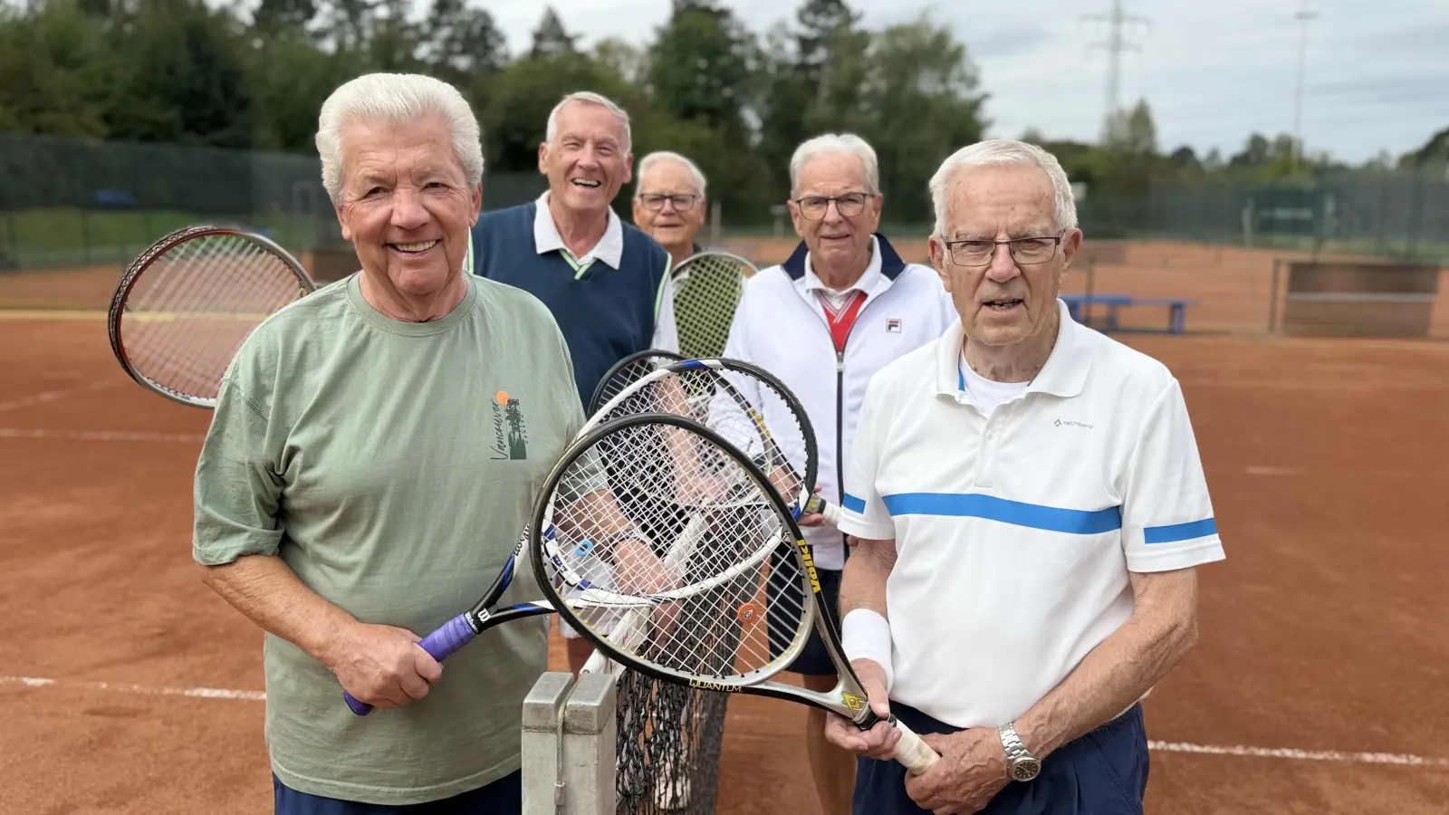Klaus Wißmann (vorne links) und Heinrich Schmidt (vorne rechts) waren beide politische Urgesteine in Rinteln und pflegen heute gemeinsam mit ihrer Sportgruppe den Tennissport. (Foto: ste)