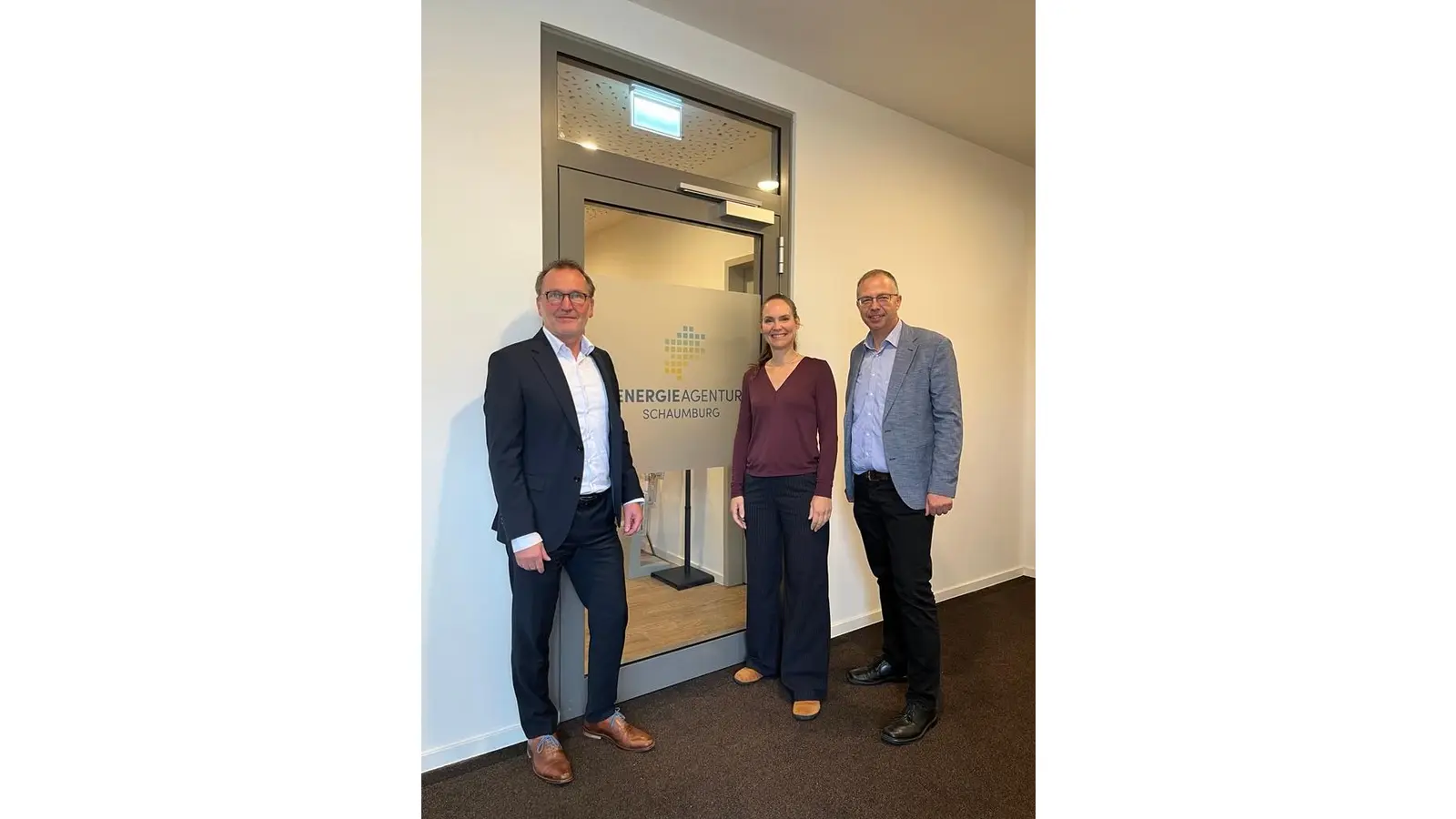 Dirk Rabeneck, Vorsitzender der Gesellschafterversammlung, Verena Michalek, Geschäftsführerin der Energieagentur Schaumburg und Kreisrat Tobias Fischer.  (Foto: Energieagentur Schaumburg)