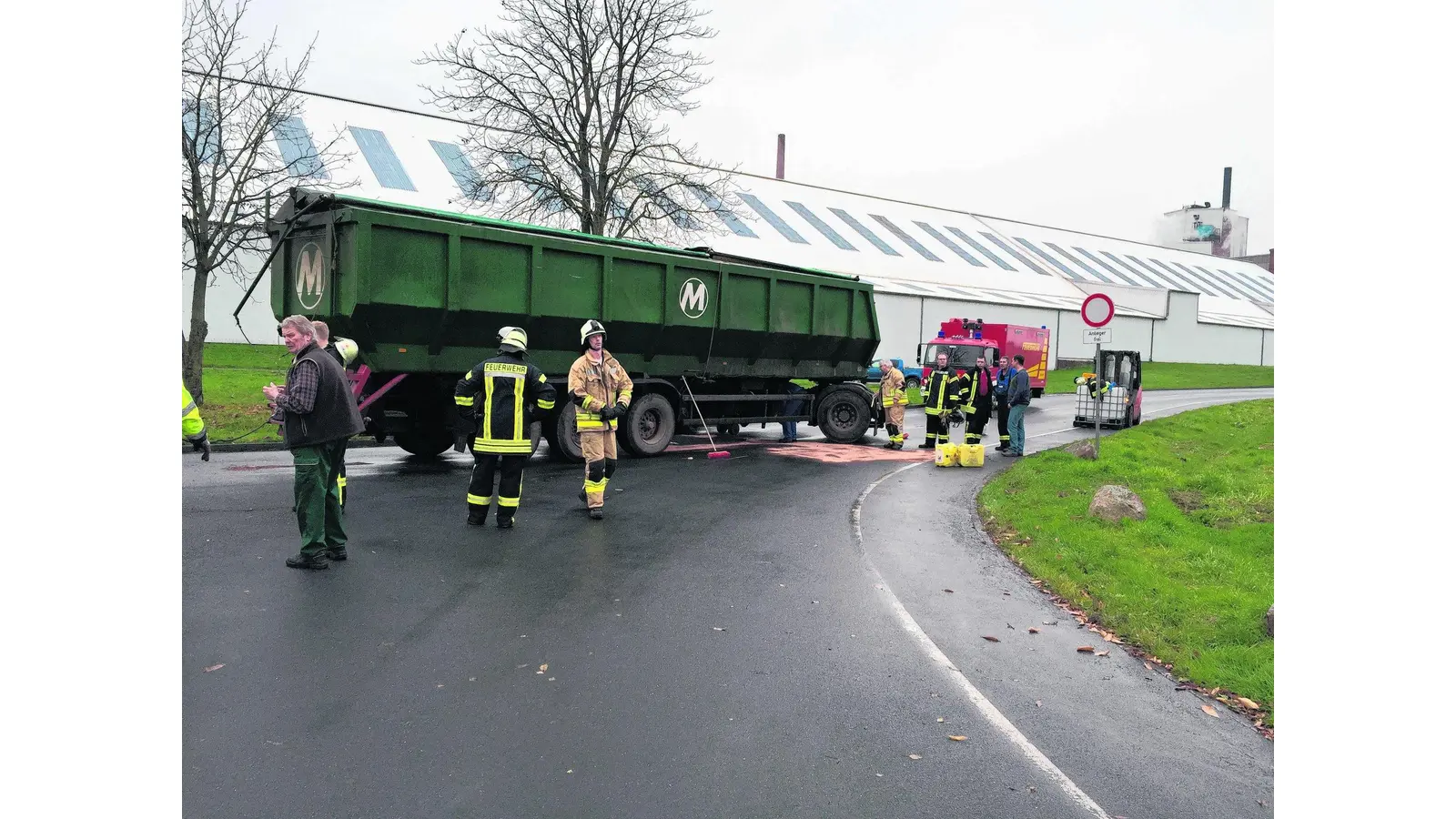 Feuerwehr pumpt Diesel ab (Foto: gi)
