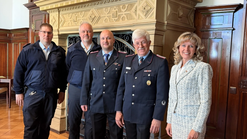 Ende April hatte Bürgermeisterin Andrea Lange zur Ernennung und Verabschiedung im Feuerwehrwesen ins Rathaus eingeladen. (Foto: privat)
