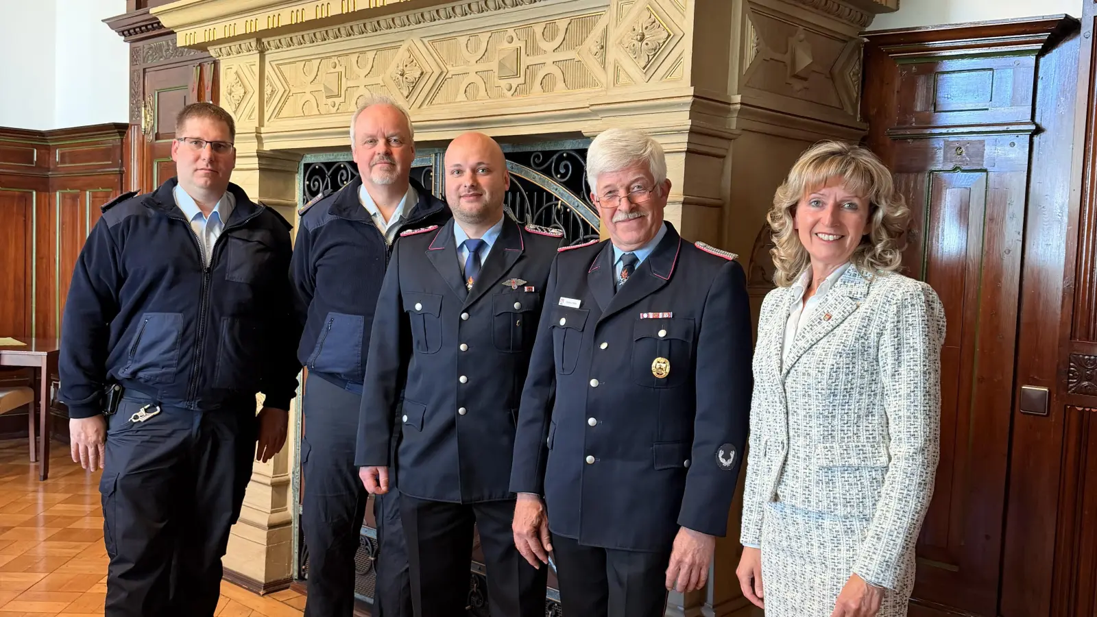 Ende April hatte Bürgermeisterin Andrea Lange zur Ernennung und Verabschiedung im Feuerwehrwesen ins Rathaus eingeladen. (Foto: privat)
