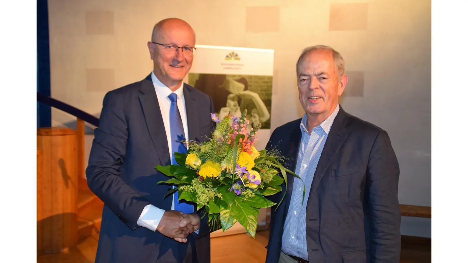 Karsten Becker (li.) gratuliert Sigmund Graf Adelmann zur Ehrenpräsidentschaft. (Foto: ab)
