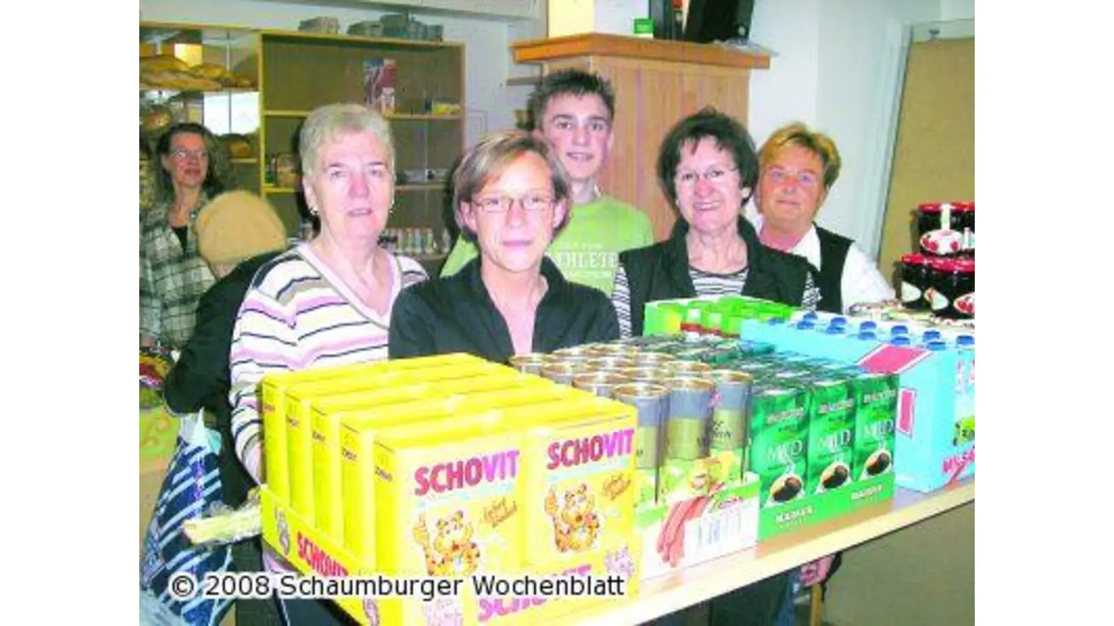 DRK spendet der Tafel haltbare Lebensmittel (Foto: red)
