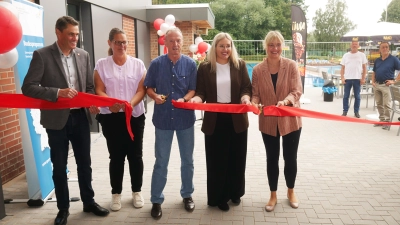 Offizielle Eröffnung mit Rotem Band: Markus Jacobs (v.l.), Michaela Ebert, Wilfried Mundt, Leonie Stemme und Marja-Liisa Völlers. (Foto: gk)