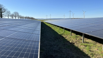In direkter Nähe zum Wasserwerk: Ein rund 6.800 Quadratmeter großes Grundstück mit 1122 Modulen zur Stromerzeugung. (Foto: privat)