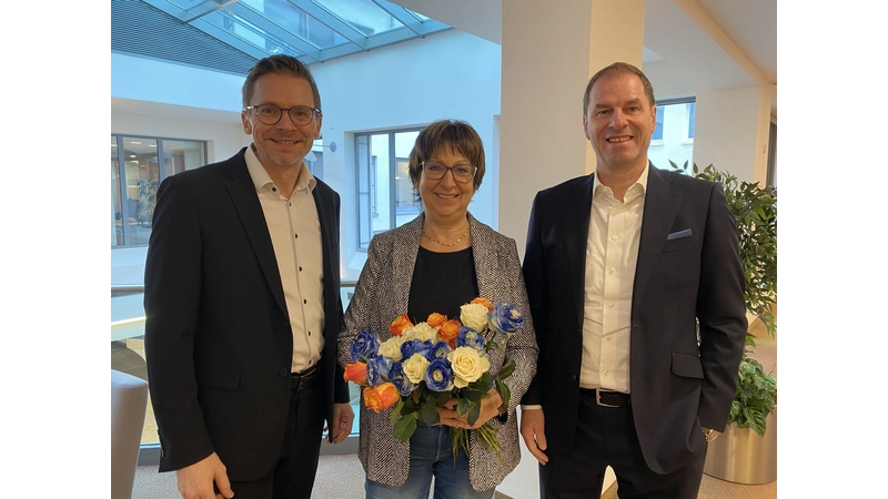Die Vorstände der Volksbank Hameln-Stadthagen Nils Bradtmöller (li.) und Michael Joop verabschieden Juliane Djouimai in den Ruhestand.  (Foto: privat)