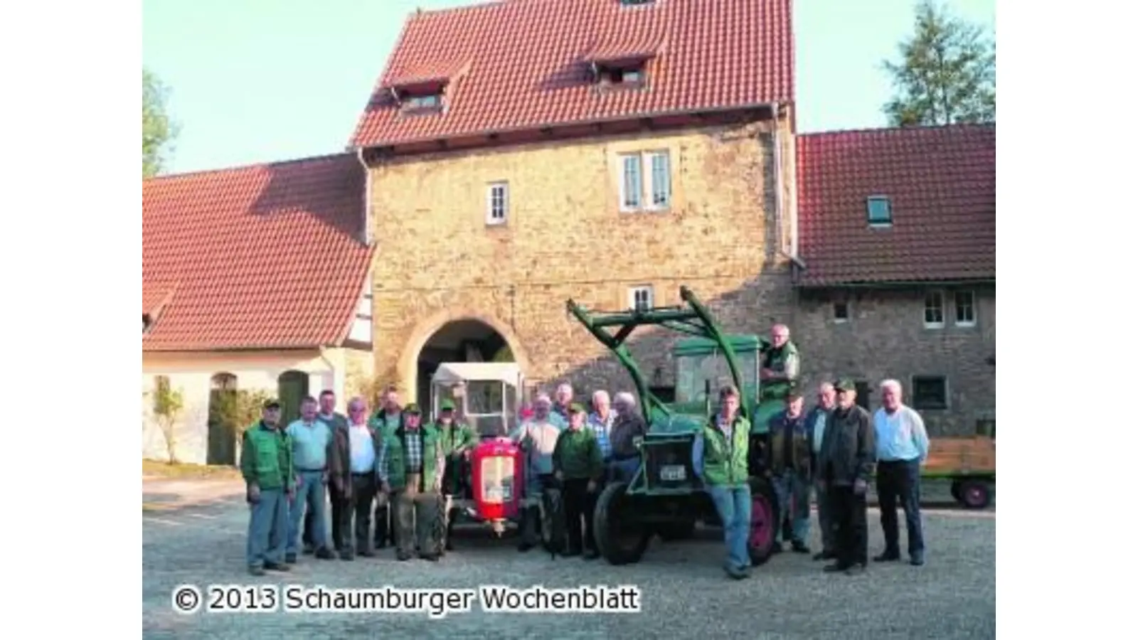 Hundert Schlepper auf der Wiese (Foto: al)