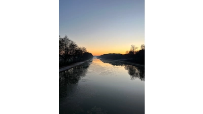 Auf unsere Frage nach einem Lieblingsplatz in der Samtgemeinde übersendete der Bürgermeister ein Bild der Kanalbrücke Hiddensen in Richtung Kanalbrücke Hespe im Winter. (Foto: privat)