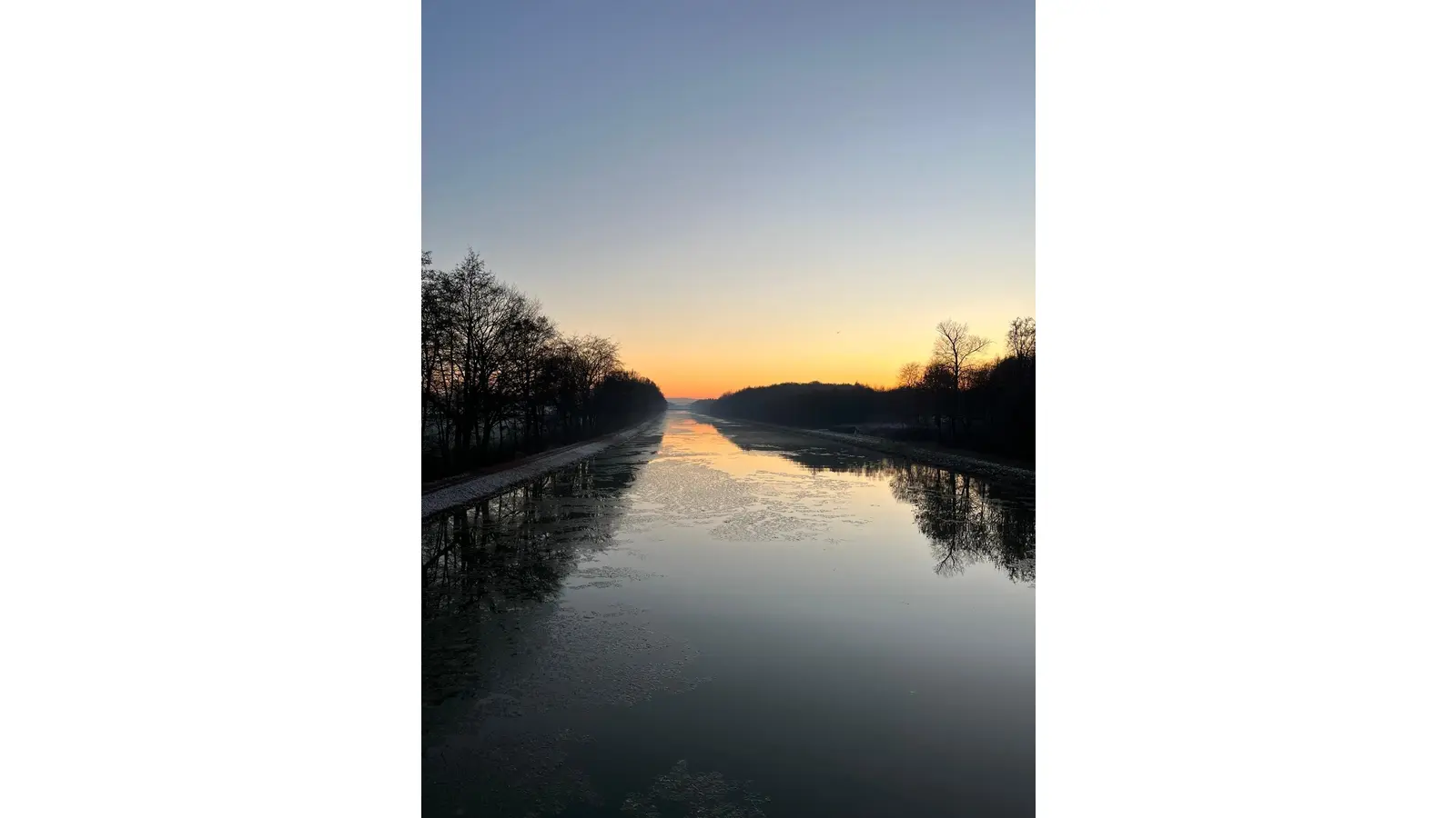 Auf unsere Frage nach einem Lieblingsplatz in der Samtgemeinde übersendete der Bürgermeister ein Bild der Kanalbrücke Hiddensen in Richtung Kanalbrücke Hespe im Winter. (Foto: privat)
