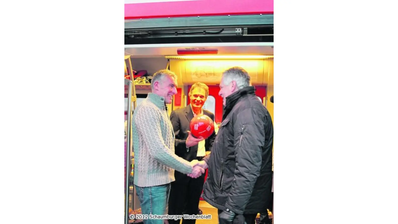 Mirko Slomka sammelt mit der Bahn Geschenke (Foto: ag)