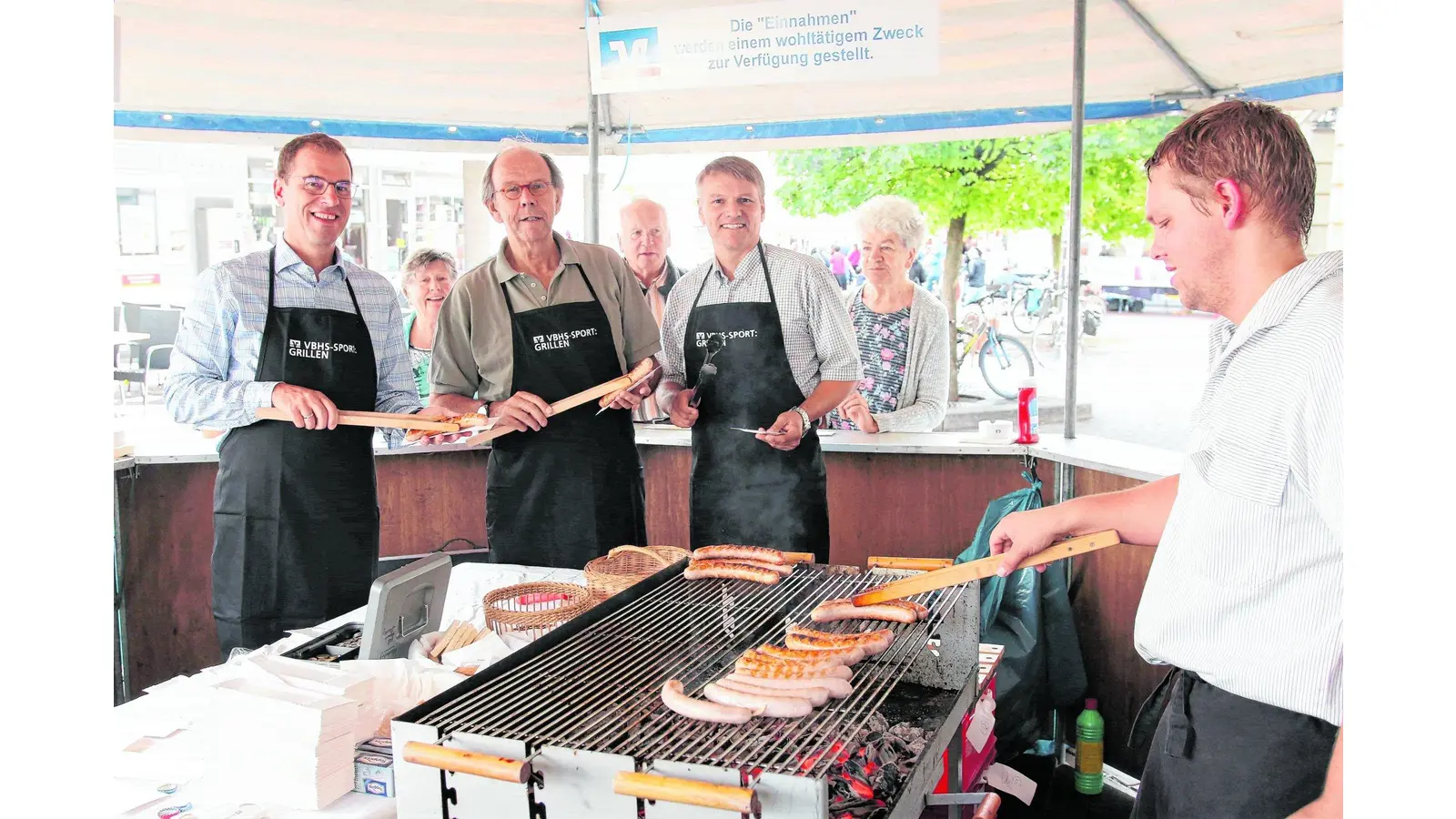 Leckerer Bratwurstgenuss für den guten Zweck (Foto: bb)