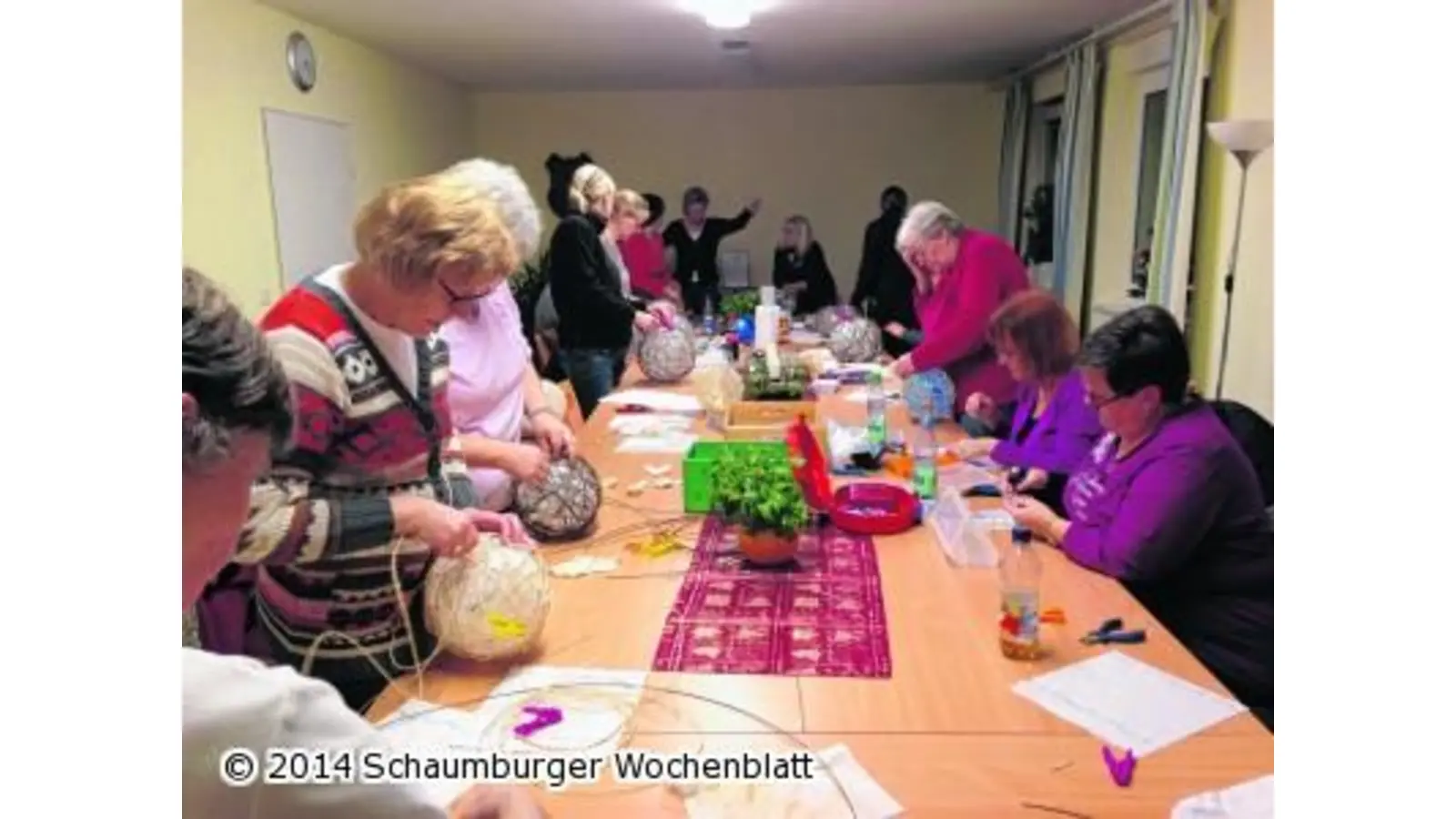 Die Rodenberger LandFrauen flechten Kugeln aus Peddigrohr (Foto: em)