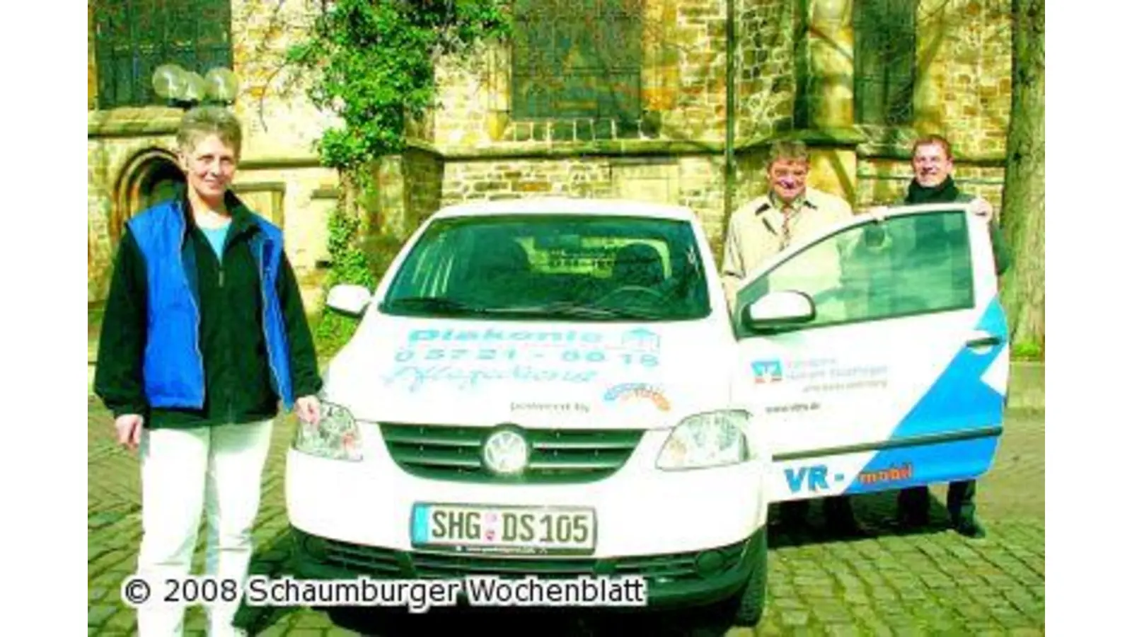 Volksbank übergibt VW-Fox an Diakonie-Sozialstation (Foto: bb)