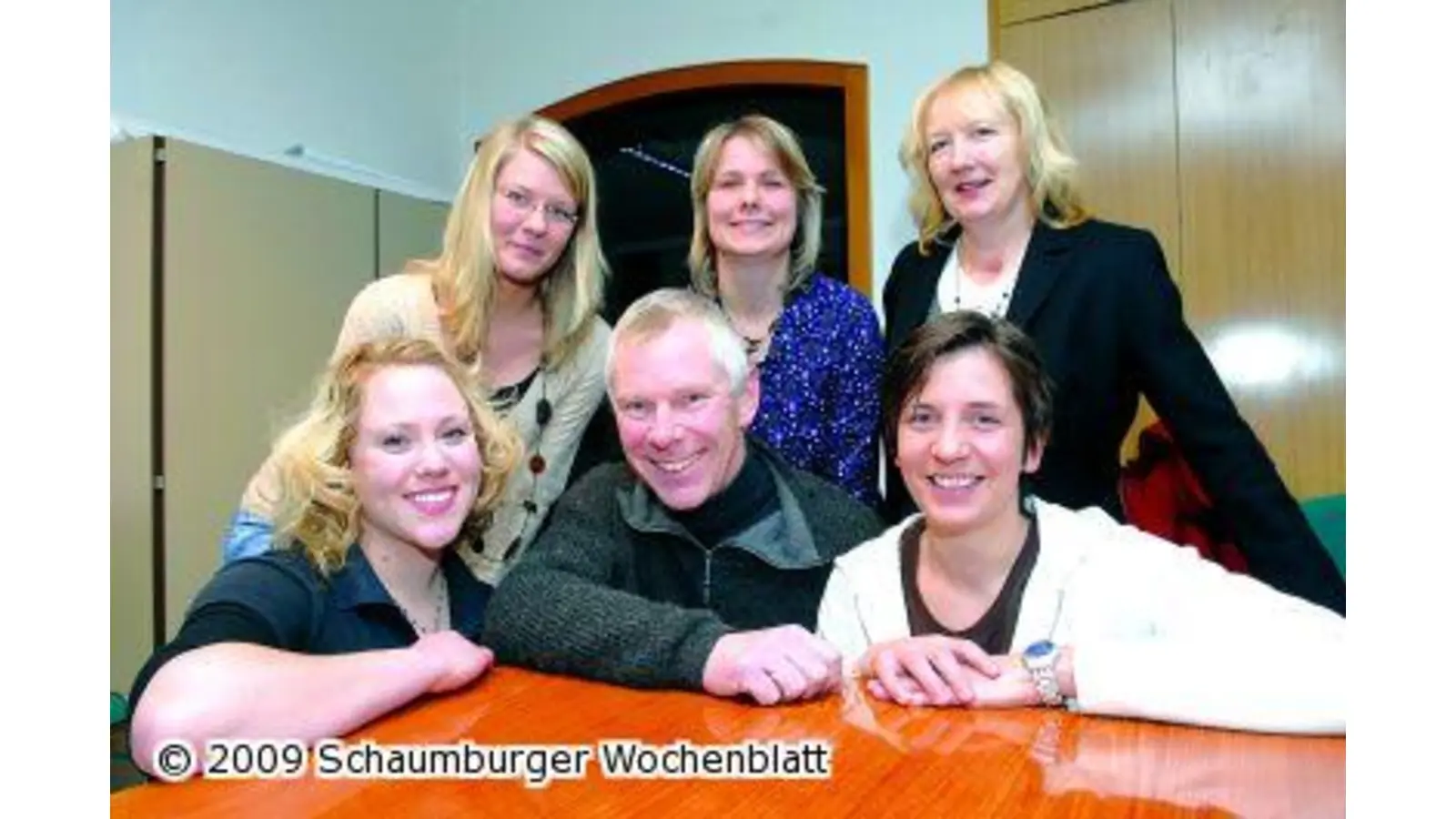 Die kleine Turnhalle sorgt für Messegefühl (Foto: jl)