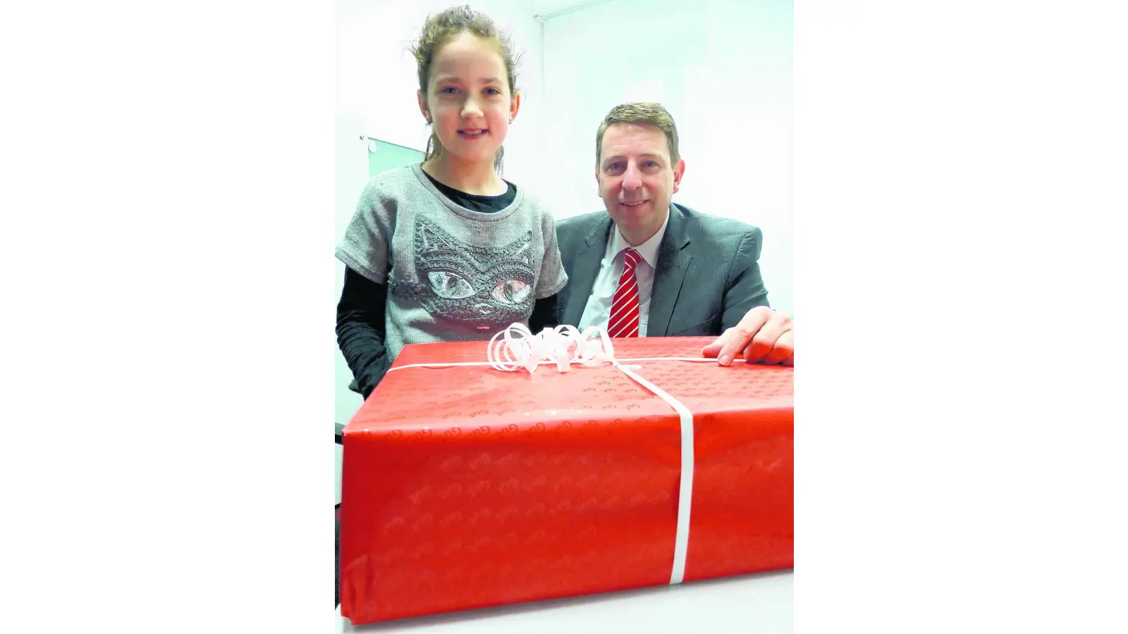 Ein großes Paket für Elea (Foto: al)