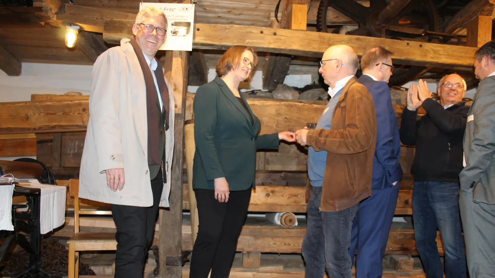 Wilhlem Bredthauer (re.) dankt Frauke Patzke im Beisein von Bürgermeister Carsten Piellusch (li.) für die Förderung.  (Foto: wb)