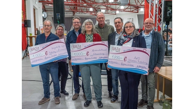 Der Kinderschutzbund, der AWO Ortsverein Rodenberg und die Bürgerhilfe Lauenau freuen sich über eine großzügige Spende der Kulturinitiative Lauenau (Foto: wk)