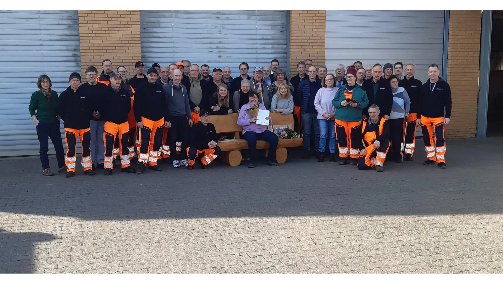 Ingrid Häußler mit all ihren Kollegen bei der Verabschiedung. (Foto: privat)