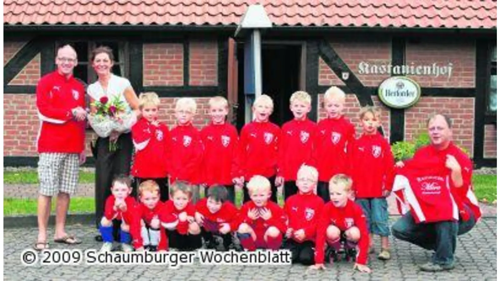 Jugend bekommt Trikots (Foto: em)