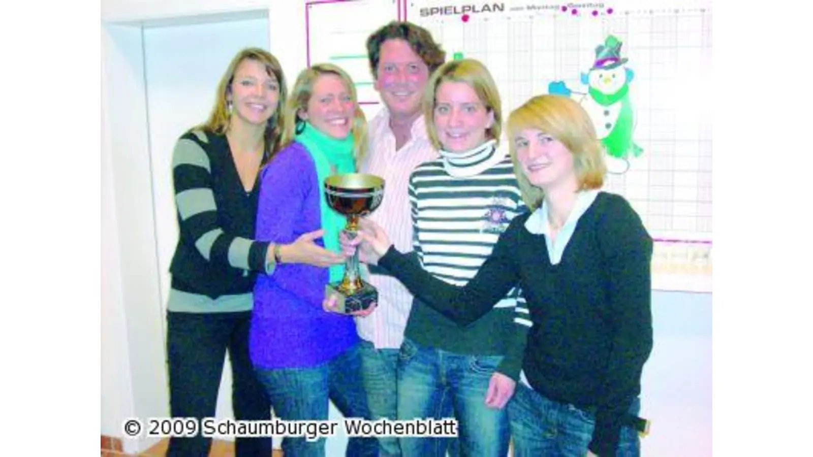 Der Pott geht an die Tennis-Damen (Foto: pd)