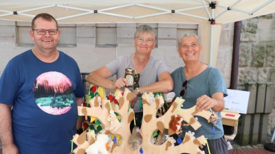 Beim Neubürgerempfang: Die Streuobst AG des Heimatvereins stellt sich vor mit Marco (v.li.), Christine Brussig und Anna-Maria Rösner. (Foto: gi)