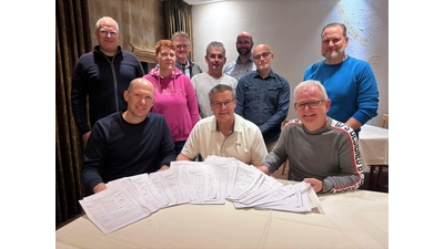 Der Rat der Stadt Sachsenhagen präsentiert die Unterschriftenlisten für eine Verbesserung der Sicherheit im Bereich der Unfallstelle. (Foto: privat)