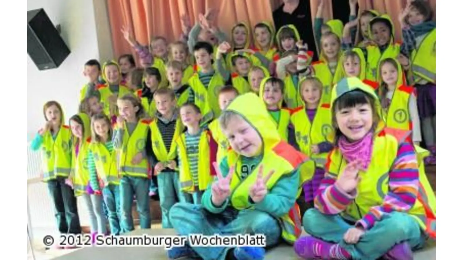 Leuchtende Westen machen auf Schulanfänger aufmerksam (Foto: wa)