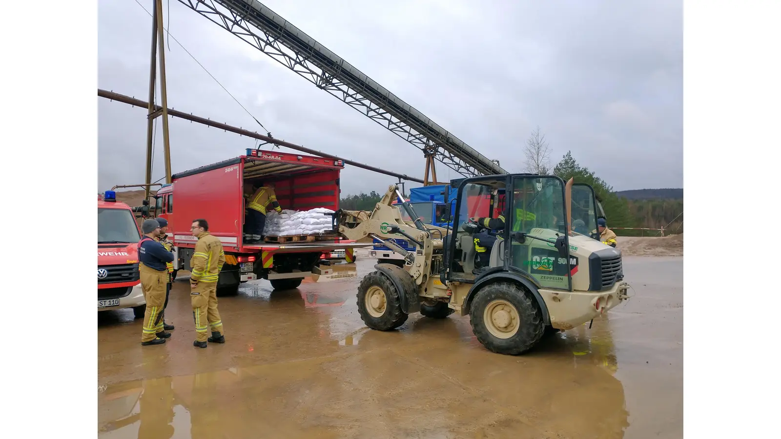 Sandsäcke für Rinteln werden in einem Lkw der Feuerwehr Nordsehl-Lauenhagen verladen. (Foto: ab)