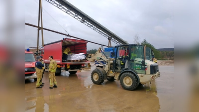 Sandsäcke für Rinteln werden in einem Lkw der Feuerwehr Nordsehl-Lauenhagen verladen. (Foto: ab)