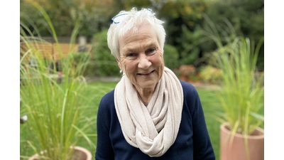 Ursula Sapia (81) ist noch als Vorsitzende der AWO Auetal aktiv und als ehemalige Bürgermeisterin auch immer noch interessiert an der lokalen Politik. (Foto: ste)