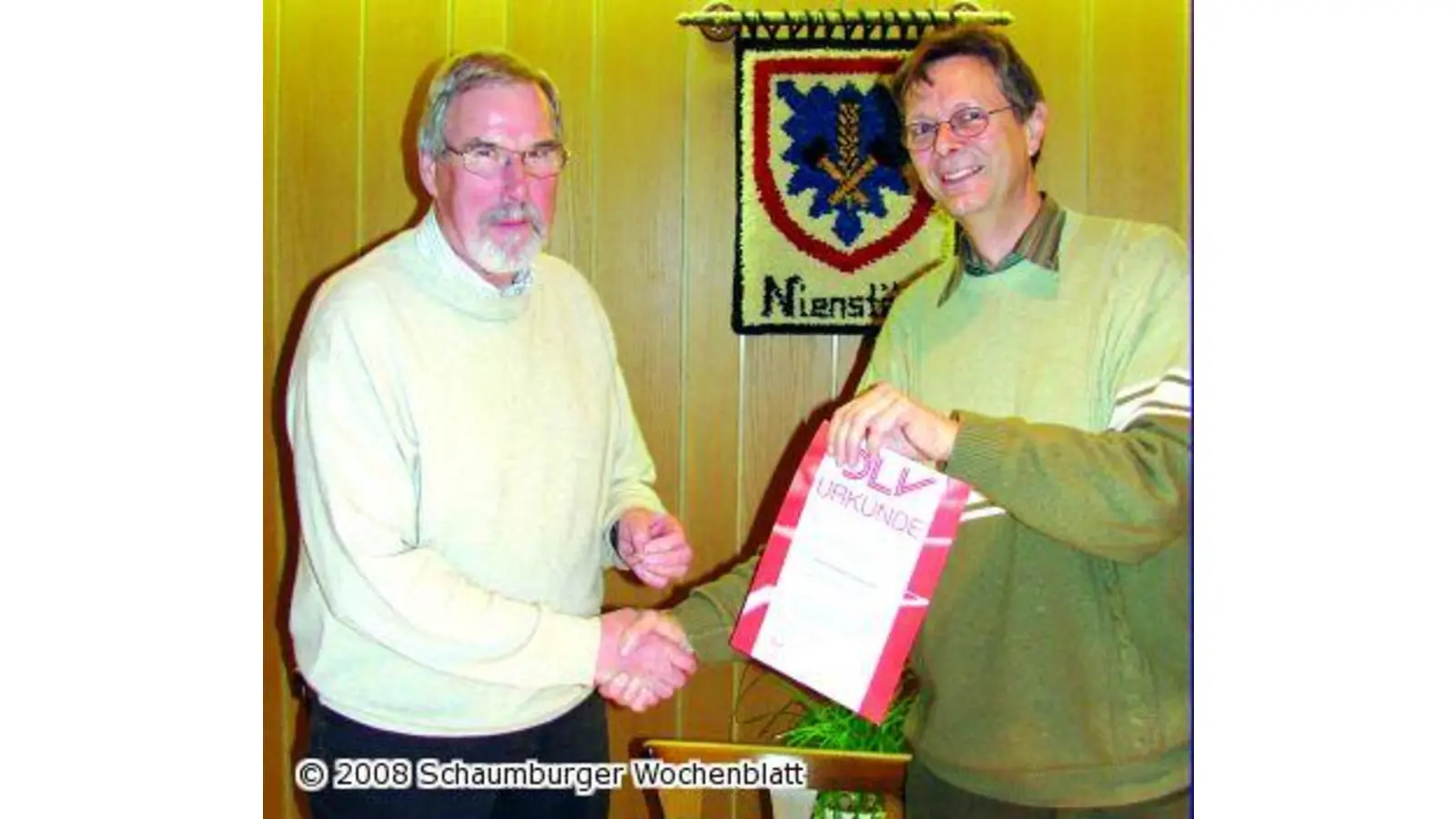 Erhard Stuckenberg erhält die goldene Ehrennadel (Foto: pp)