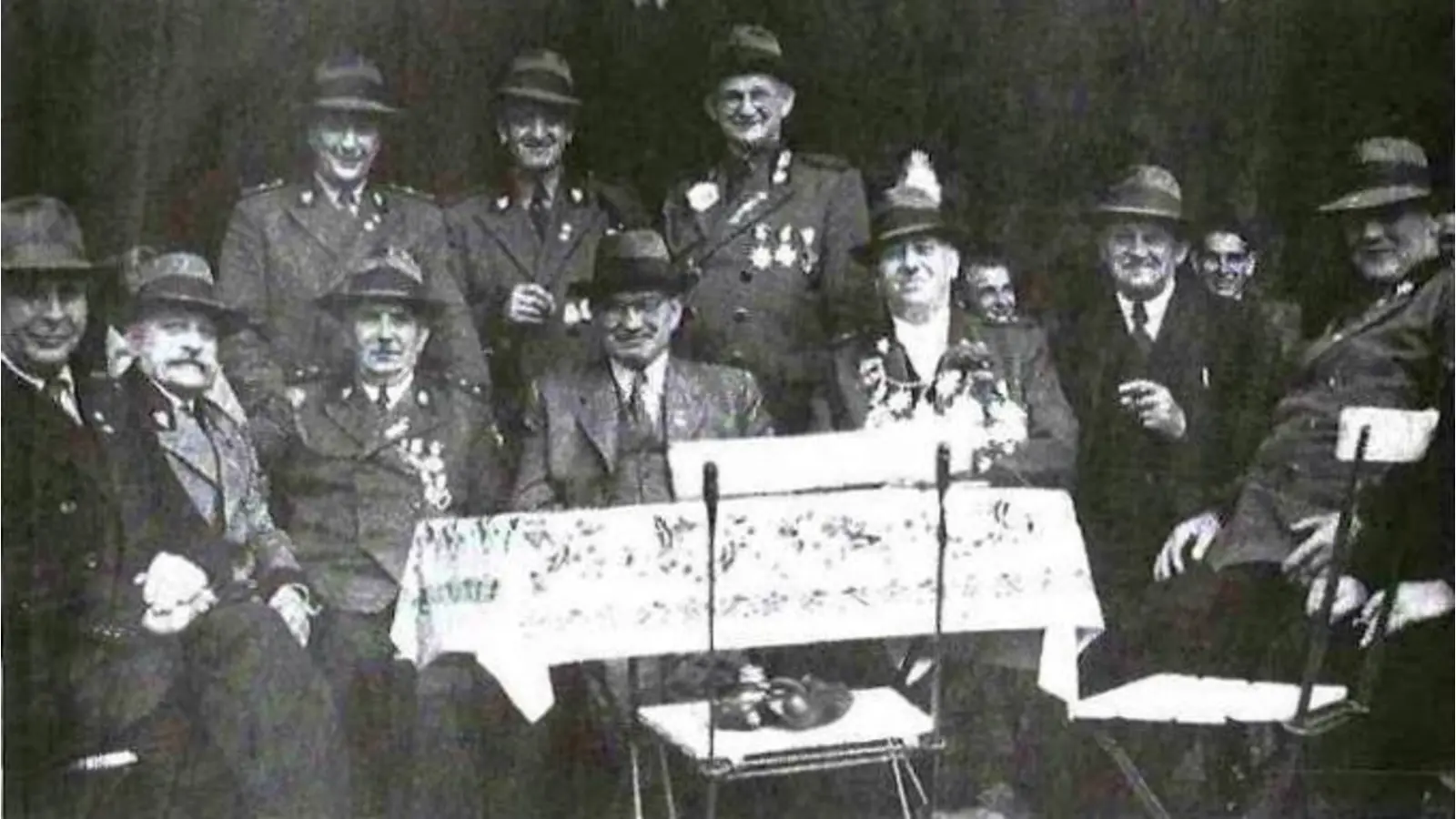 Ein Foto aus der Vereinsgeschichte von 1954: Schützenoberst Hermann Hücker (re.). Schützenkönig Karl Niemeyer mit Schützenkette (3.v.re.). (Foto: privat)