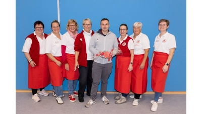 „Jubiläums-Blutspender” Stefan Mang nimmt den Gutschein von Ursula Jedamzik, Andrea Hävemeier, Doris Bulmahn, Britta Ronnenberg, Christine Wilke und Silke Pöhler entgegen.<br><br> (Foto: Linus Bulmahn)