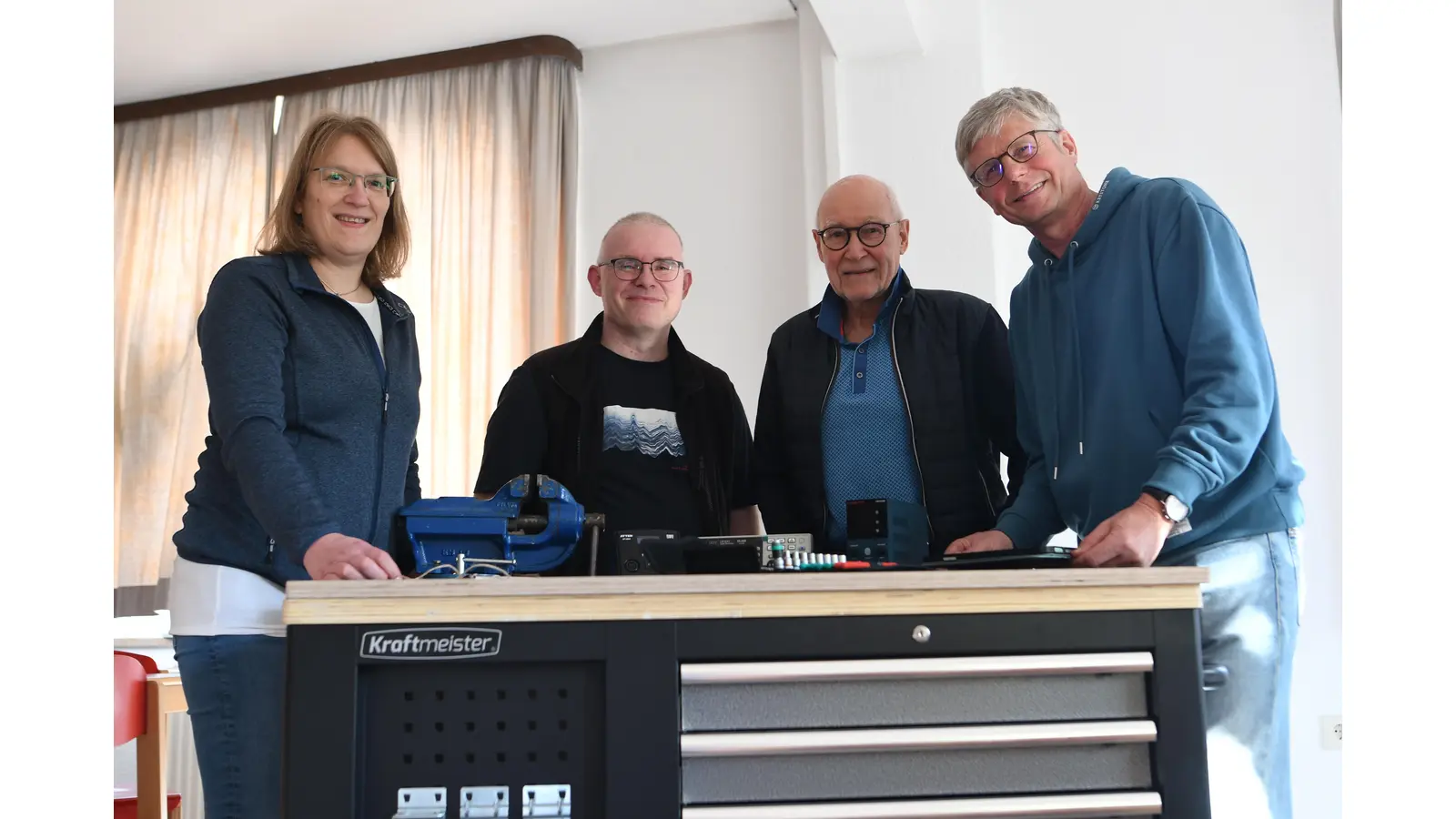 Kathrin Prade, Markus Hesterberg, Horst Frensel und Thomas Dehne mit dem aus Fördermitteln neuangeschafften Werkstattwagen. (Foto: nd)