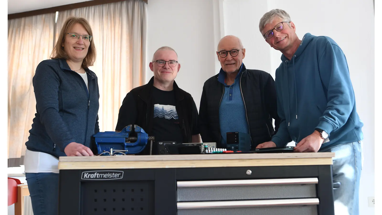 Kathrin Prade, Markus Hesterberg, Horst Frensel und Thomas Dehne mit dem aus Fördermitteln neuangeschafften Werkstattwagen. (Foto: nd)