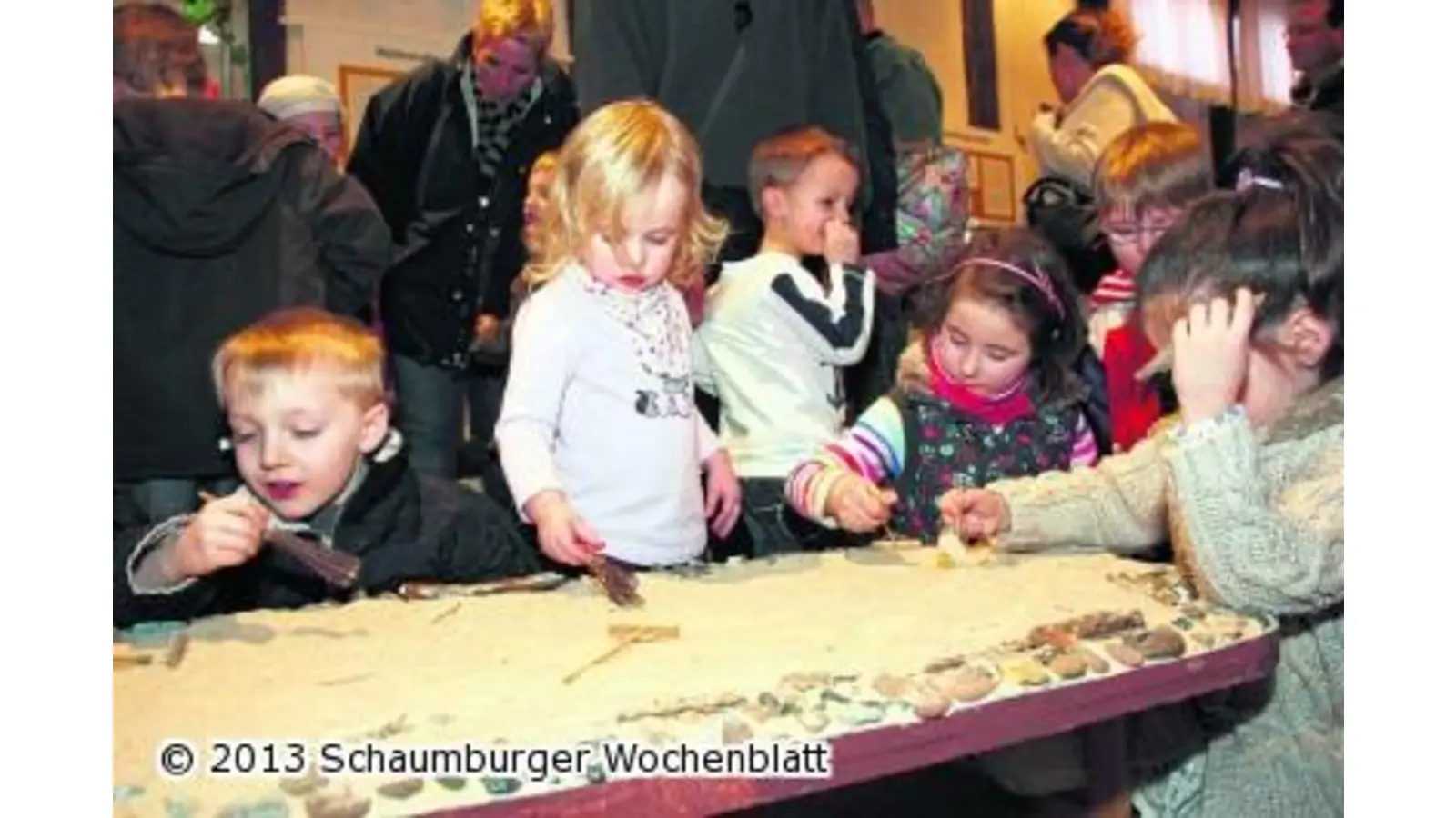 Die kleinen Künstler zeigen beim Hämmern und Kleben ihr Können (Foto: jl)