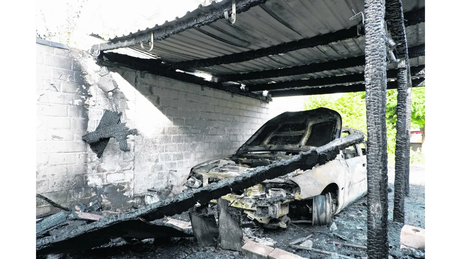 Pkw-Brand greift auf Carport über (Foto: tr)